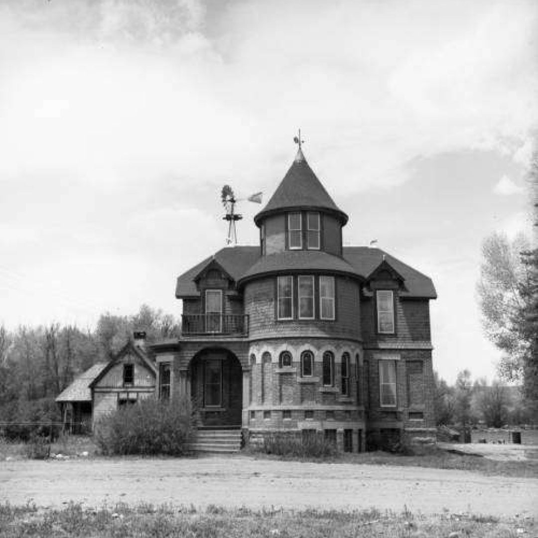 Alonzo Hartman Castle near Gunnison, Colorado in Pictures