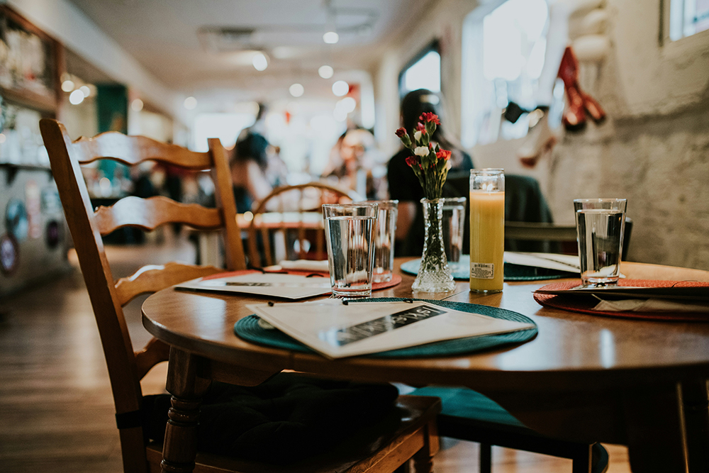 Photo of a table setting in a restaurant or Applied Worldwide blog "Turn Your Restaurant into an Omnichannel Powerhouse"